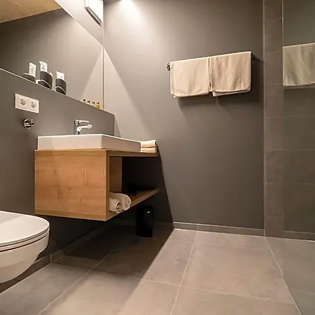 Gaestehaus & Hofkueche Oellerer ניוסטיפט אים סטובאיטל
